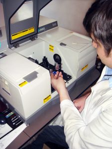 Kevin F tests a blue sapphire in the FTIR.