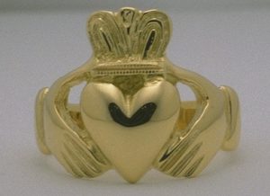 gold claddagh ring irish