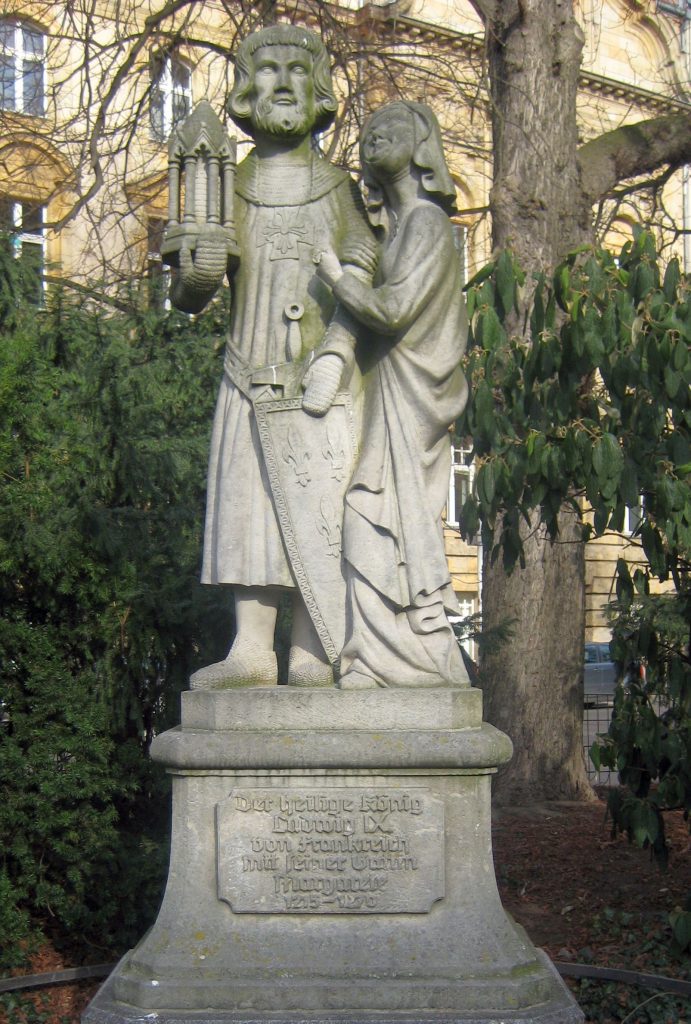 statue of King Louis IX and Queen Marguerite